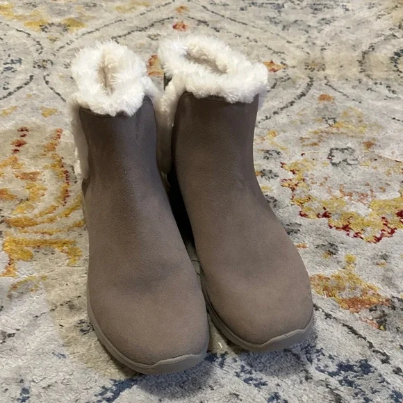 Sketchers Cozy Women's Ankle Boots with Faux Fur Lining NWOT - Picture 2 of 9